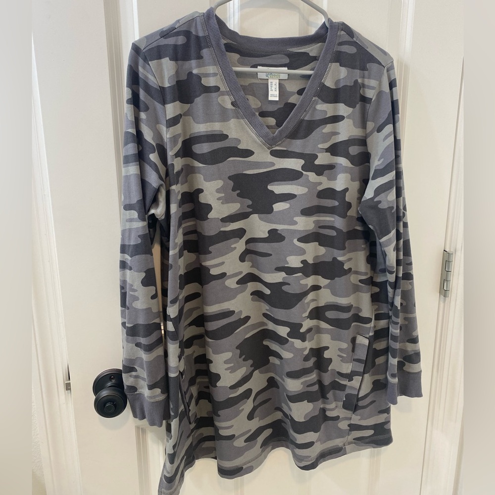 POCKETS! Yay! Gray camo athletic pullover - Picture 2 of 3